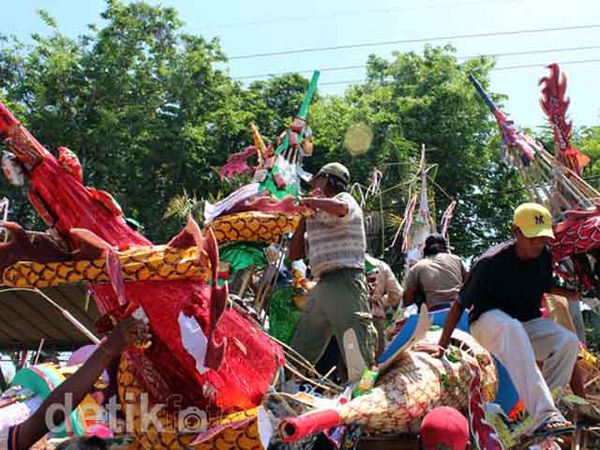 Rebutan Sesaji di Klengteng Bojonegoro 