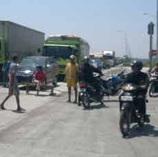 Pengayuh Sepeda Angin Jadi Korban Laka, Raya Porong Baru Diblokade