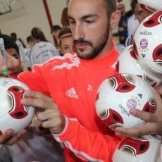 Diego Contento Jadi Mentor Pemain-Pemain Muda