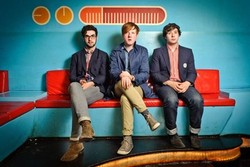 Two Door Cinema Club Buat Film Dokumenter