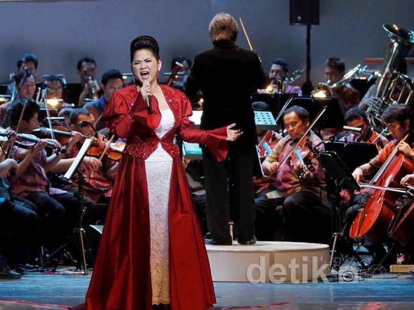 Gaun Merah Vina Panduwinata di Panggung