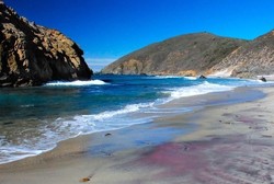 5 Pantai Cantik dengan Warna Paling Aneh