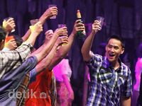 Aksi Choky dan Zizi Main Opera Batak