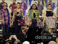 Fesyen Show Kotak-kotak Para Relawan Jokowi