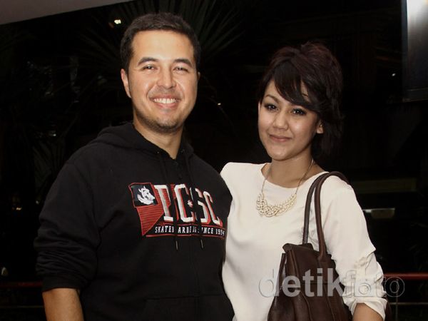 Sissy Priscillia Lepas Kangen dengan Sang Suami