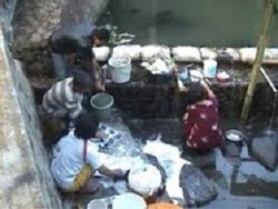 Kekeringan, Sebagian Warga Garut Terpaksa Gunakan Air Sungai