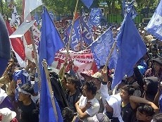 Ribuan Warga Batang Geruduk PTUN Jateng, Gugat Pembangunan PLTU