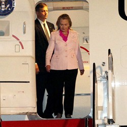 Usai 30 Menit di Pesawat, Hillary Clinton Turun Kenakan Baju Pink