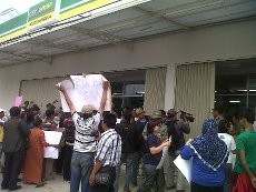 Ratusan Pedagang Pasar Pahing Banyumas Protes Pendirian Minimarket 