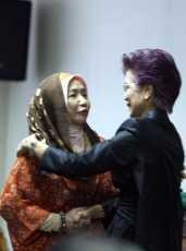 So Sweet! Nunun & Miranda Berpelukan di Ruang Sidang