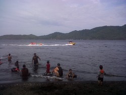 Rekreasi ke Pantai Kasawari Kota Bitung