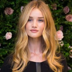 Rosie Huntington-Whitely Mirip Barbie