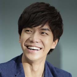 Senyum Ramah Lee Seung Gi di Singapura