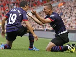 Podolski dan Cazorla Tenggelamkan The Reds