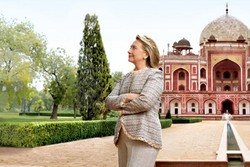 Gaya Traveling ala Menlu AS Hillary Clinton