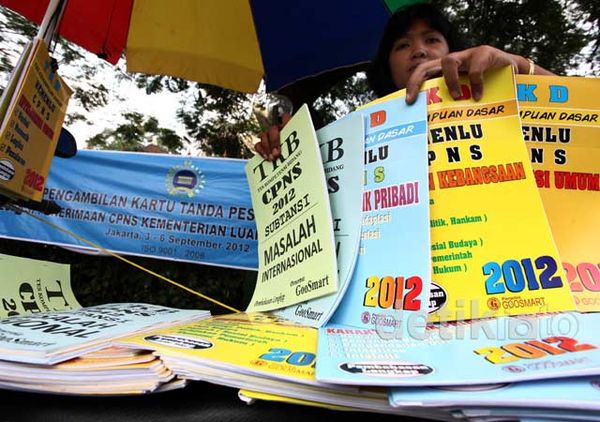 Calon PNS Berburu Buku Panduan