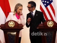 Hillary Clinton Bertemu Marty Natalegawa