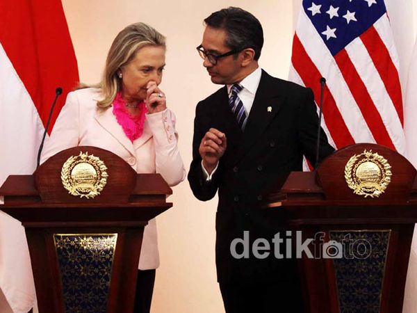 Hillary Clinton Bertemu Marty Natalegawa