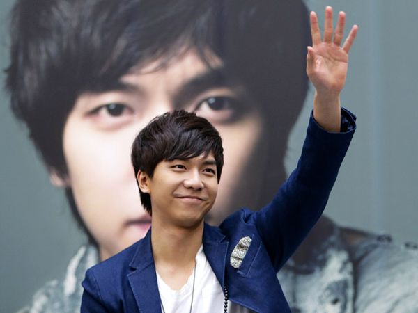 Senyum Ramah Lee Seung Gi di Singapura