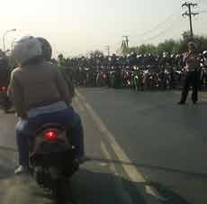 Jembatan Branjangan Macet Imbas Kendaraan Saling Serobot