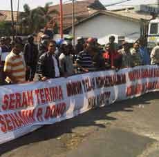 Puluhan Orang Blokir Pintu Masuk Gudang Tuntut Tanah Dikembalikan