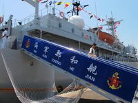 Kapal China Bersandar di Tanjung Perak