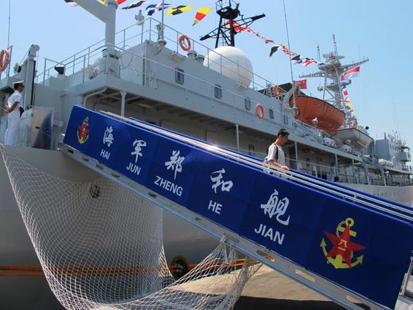 Kapal China Bersandar di Tanjung Perak