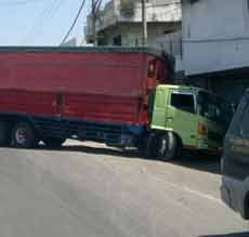 Truk Tronton Terperosok Saat Akan Putar Balik