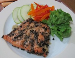 Resep Seafood: Black Pepper Salmon dan Salad Apel