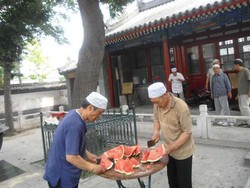 Menyantap Semangka Segar di Masjid Niujie, Beijing