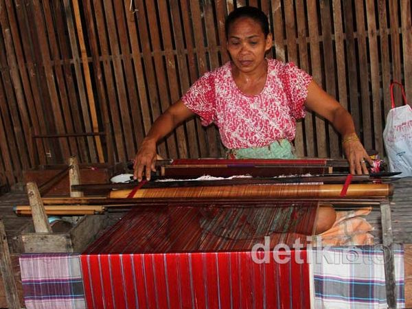 Pembuatan Kain Sarung Tenun Sutra