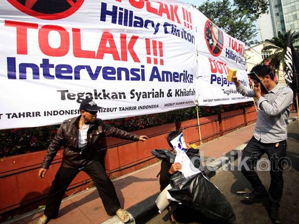HTI Tolak Kedatangan Hillary Clinton HTI Tolak Kedatangan Hillary Clinton