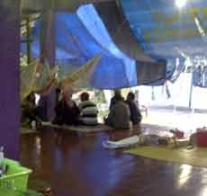 Warga Taman Hayam Wuruk Ngungsi di Mushola dan Balai RT