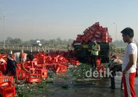 Ribuan Botol Coca Cola Jatuh dari Truk