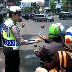 Asyik, Pengendara di Tamblong Dapat Mawar Merah dari Polwan