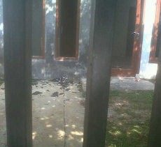  Polisi Sempat Hancurkan Kaca Depan Rumah Firman & Lepaskan Tembakan