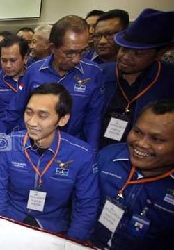  Gaya Necis Sutan Bhatoegana Saat Daftarkan PD ke KPU