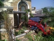 Truk Pengangkut Batu Bara Seruduk Rumah Mewah di Semarang