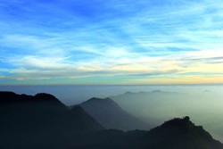 Dahsyatnya Panorama dari Puncak Gunung Burangrang