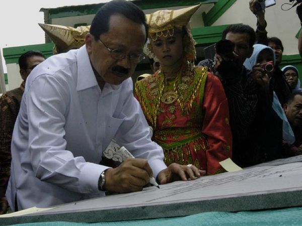 Foke Resmikan Sekolah di Padang