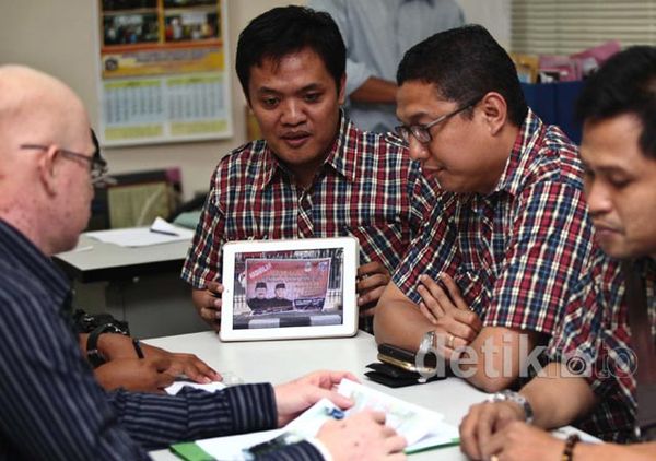 Pendukung Jokowi Adukan Spanduk Foke