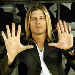 Berkelahi di Pesawat, Vokalis Puddle of Mudd Ditangkap