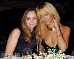 Rihanna Desain Busana Bersama Stella McCartney? 