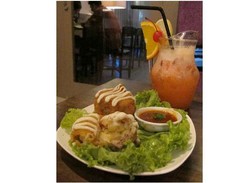 Mengunyah Mushroom Croquette di Ruang Tamu