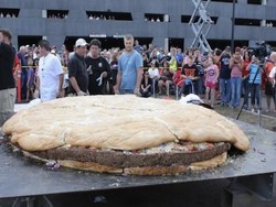 Cheeseburger 915 kg Dari Minnesota Pecahkan Rekor Dunia