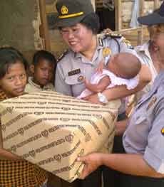 Polwan Bagi-bagi Sembako Ke Warga Miskin Pabean Cantikan