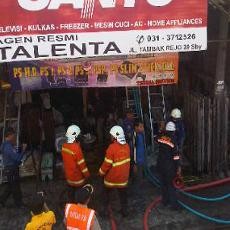 9 Damkar Jinakkan Kobaran Api di Toko Elektronik Tambakrejo