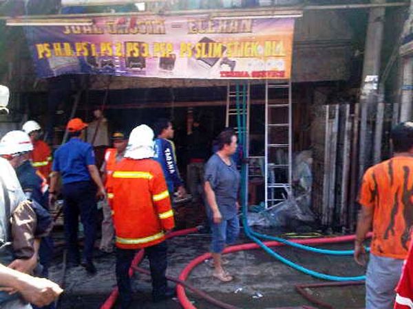 Toko Elektronik di Tambakrejo Terbakar