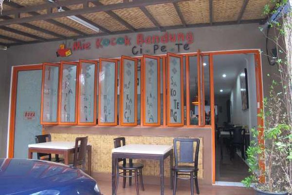 Slruup! Lembut Mengepul Mi Kocok Bandung di Siang Bolong