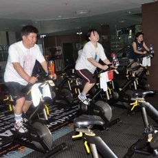 Asyiknya Bersepeda Spinning di Dalam Ruangan